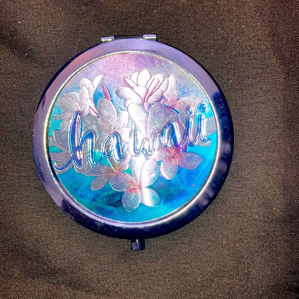 New Hawaii compact w/double mirror